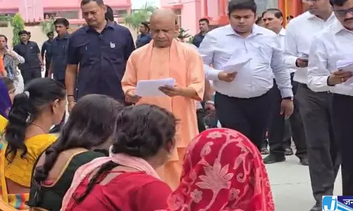 महिला की शिकायत पर सीएम योगी नाराज अफसरों को दिए कड़े निर्देश महिला की शिकायत पर सीएम योगी नाराज अफसरों को दिए कड़े निर्देश