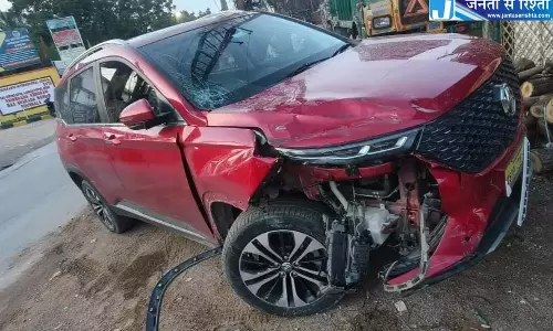 Hyderabad: बांडलागुडा जागीर के पास कार की टक्कर से बाइक सवार व्यक्ति की मौत, बेटा घायल