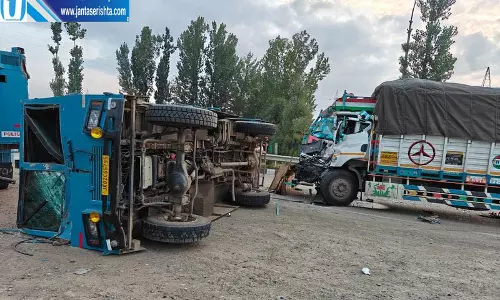 Jammu-Srinagar हाईवे हादसे में CRPF के 5 जवान घायल