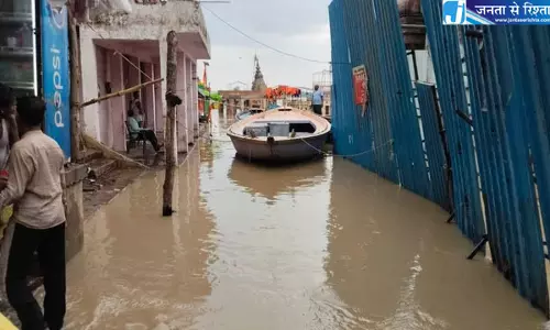 गंगा में उफान से वाराणसी में बढ़ी चिंता, मणिकर्णिका घाट तक पहुंचा पानी