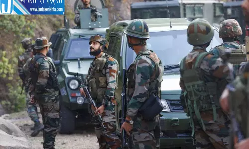 J&K के तीन जिलों में तलाशी अभियान जारी J&K के तीन जिलों में तलाशी अभियान जारी