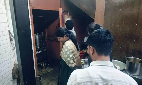 H-FAST ने जुबली हिल्स के भद्राचलम कैफ़े में फ़ूड सेफ़्टी के नियमों के उल्लंघन की पहचान की H-FAST ने जुबली हिल्स के भद्राचलम कैफ़े में फ़ूड सेफ़्टी के नियमों के उल्लंघन की पहचान की