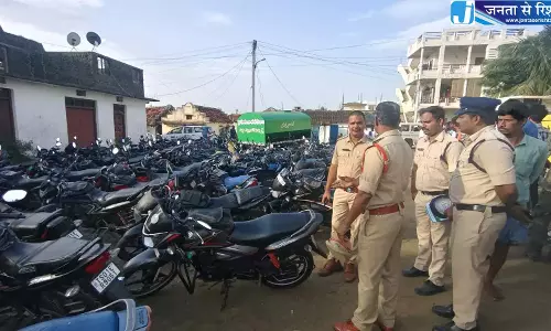 Telangana: आदिलाबाद पुलिस ने सुबह-सुबह की चेकिंग में 236 वाहन ज़ब्त किए Telangana: आदिलाबाद पुलिस ने सुबह-सुबह की चेकिंग में 236 वाहन ज़ब्त किए