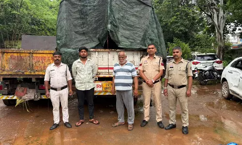 रायपुर में गौ-तस्करी का खुलासा, 10 पशुओं से भरा वाहन जब्त रायपुर में गौ-तस्करी का खुलासा, 10 पशुओं से भरा वाहन जब्त