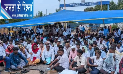 समुद्री कटाव से नाराज ग्रामीणों ने बंद किया गोपालपुर पोर्ट