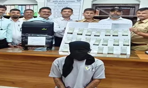 कर्मचारी ने उड़ाए 1.20 करोड़ नकली नोटों से भरा सूटकेस छोड़ा कर्मचारी ने उड़ाए 1.20 करोड़ नकली नोटों से भरा सूटकेस छोड़ा