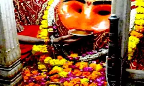 चॉकलेट-बिरयानी का प्रसाद: देश के 7 मंदिरों में चढ़ता है ऐसा अनोखा भोग चॉकलेट-बिरयानी का प्रसाद: देश के 7 मंदिरों में चढ़ता है ऐसा अनोखा भोग