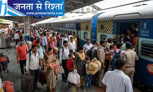रक्षाबंधन से पहले रेलवे स्टेशनों पर बढ़ी भीड़, ट्रेनों में सीटों के लिए मारामारी