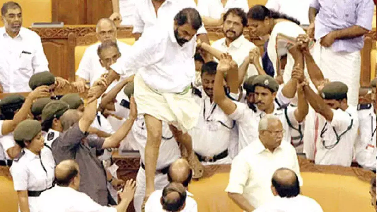 2015 विधानसभा हंगामा: पूर्व UDF विधायक बरी, CPM को बड़ा झटका