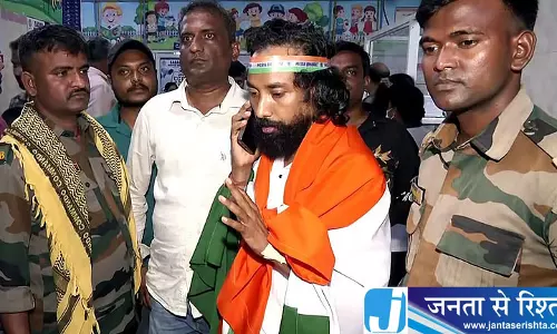 देवेंद्र महतो समेत तीन ने तोड़ा अनशन, तीन प्रदर्शनकारी अब भी जारी
