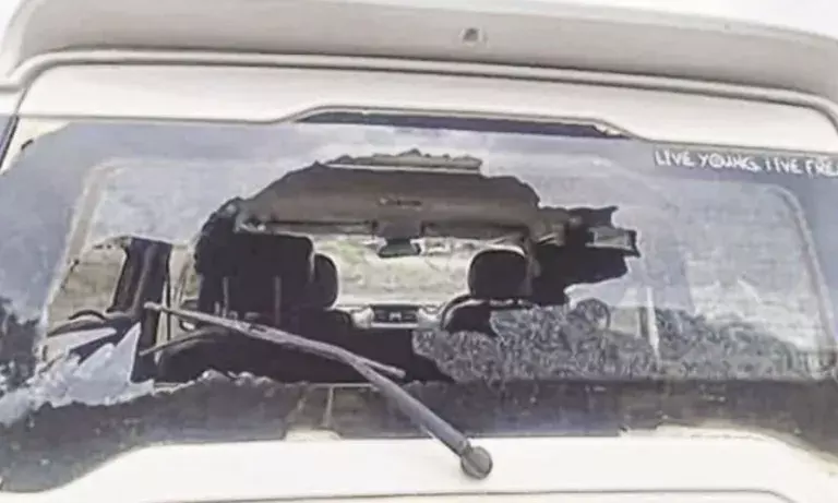 Manipur: अफवाह पर NH-2 ब्लॉक, विधायक के काफिले पर हमला Manipur: अफवाह पर NH-2 ब्लॉक, विधायक के काफिले पर हमला