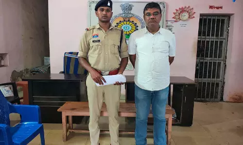 किसानों को महंगे दाम पर यूरिया बेचने वाला फर्टिलाइजर संचालक गिरफ्तार किसानों को महंगे दाम पर यूरिया बेचने वाला फर्टिलाइजर संचालक गिरफ्तार