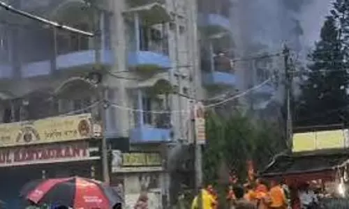 Kolkata: होटल में आग के बाद दमकल विभाग की कार्यशैली पर सवाल, जिम्मेदारी तय करने की मांग Kolkata: होटल में आग के बाद दमकल विभाग की कार्यशैली पर सवाल, जिम्मेदारी तय करने की मांग