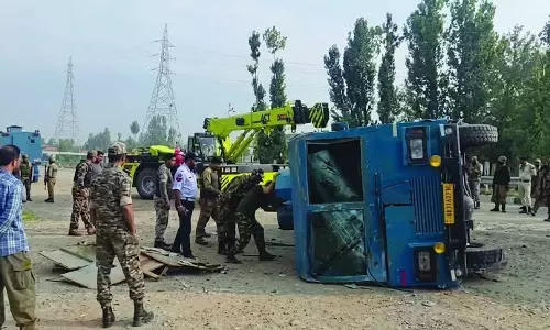 Kulgam: काजीगुंड हादसे में सीआरपीएफ जवानों से भरा वाहन दुर्घटनाग्रस्त, 5 घायल Kulgam: काजीगुंड हादसे में सीआरपीएफ जवानों से भरा वाहन दुर्घटनाग्रस्त, 5 घायल