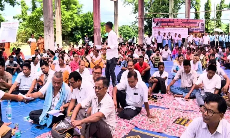 Assam: चिरांग में रेप के खिलाफ प्रदर्शन, सख्त सजा की मांग Assam: चिरांग में रेप के खिलाफ प्रदर्शन, सख्त सजा की मांग