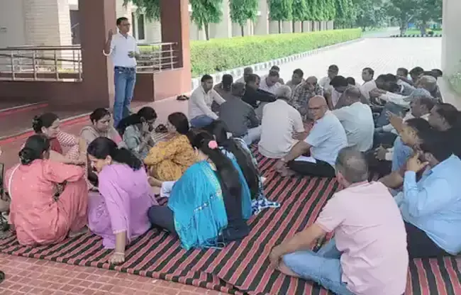Sonipat: डीसीआरयूएसटी में एसडीई निलंबन का विरोध, कर्मचारियों ने किया कार्य बहिष्कार