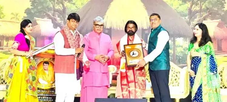 Haridwar: सनातन संस्कृति का वैश्विक सम्मान, निरंजन स्वामी को लंदन में ‘ग्लोबल पीस अवॉर्ड’