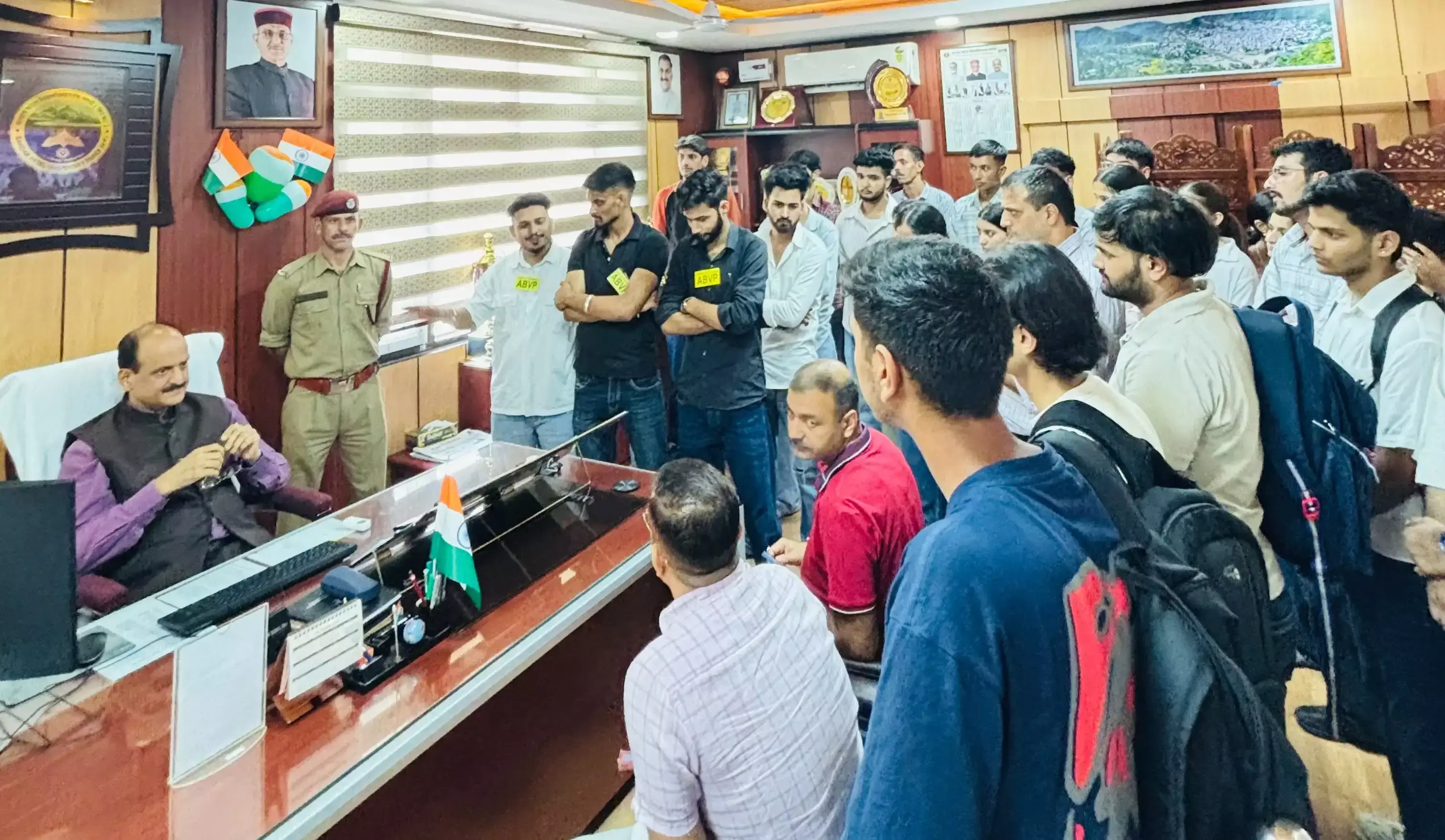 Mandi: छात्रों की समस्याओं को लेकर एबीवीपी का प्रदर्शन, कुलपति कार्यालय के बाहर नारेबाजी