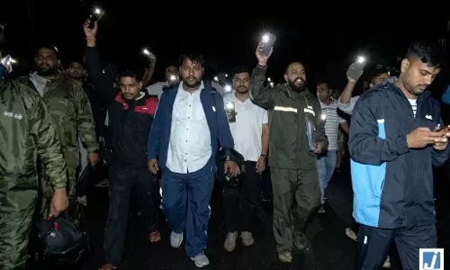 परीक्षा रद्द करने के फैसले पर बवाल, बारिश में फ्लैशलाइट लेकर सड़कों पर उतरे छात्र परीक्षा रद्द करने के फैसले पर बवाल, बारिश में फ्लैशलाइट लेकर सड़कों पर उतरे छात्र