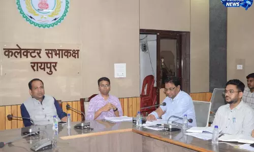 टीकाकरण में पिछड़ने पर कलेक्टर सख्त, अफसरों को दिए सुधार के निर्देश