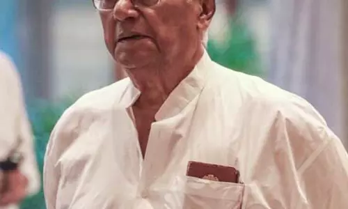 कोलकाता एयरपोर्ट के बाहर लोगों ने टीएमसी सांसद सौगत रॉय का विरोध किया कोलकाता एयरपोर्ट के बाहर लोगों ने टीएमसी सांसद सौगत रॉय का विरोध किया