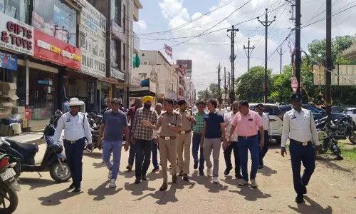 सड़क पर अतिक्रमण और पार्किंग पर सख्ती, 9 लोगों पर पुलिस ने की कार्रवाई