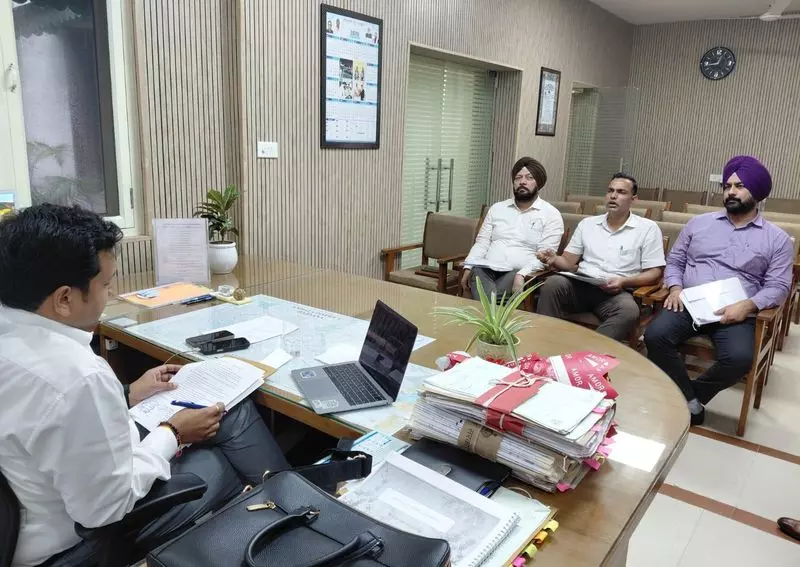 अंबाला के DC ने अधिकारियों को समय पर काम पूरा करने का निर्देश दिया अंबाला के DC ने अधिकारियों को समय पर काम पूरा करने का निर्देश दिया