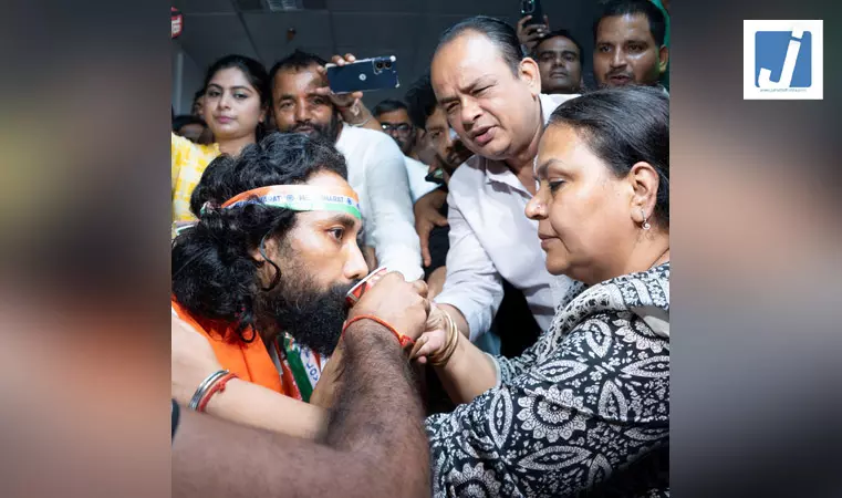 झारखंड छात्र आंदोलन: छात्र नेता देवेंद्र नाथ महतो ने खत्म की भूख हड़ताल, हबीबा बोलीं- हेमंत हैं, तो हिम्मत है झारखंड छात्र आंदोलन: छात्र नेता देवेंद्र नाथ महतो ने खत्म की भूख हड़ताल, हबीबा बोलीं- हेमंत हैं, तो हिम्मत है