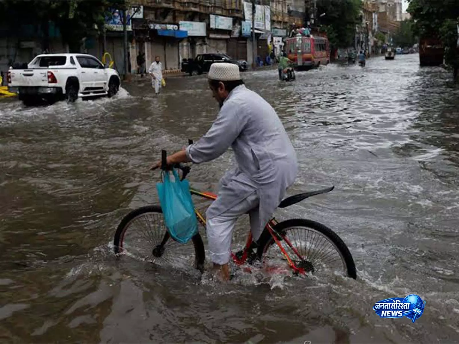 रावलपिंडी-इस्लामाबाद में भारी बारिश से जलभराव रावलपिंडी-इस्लामाबाद में भारी बारिश से जलभराव