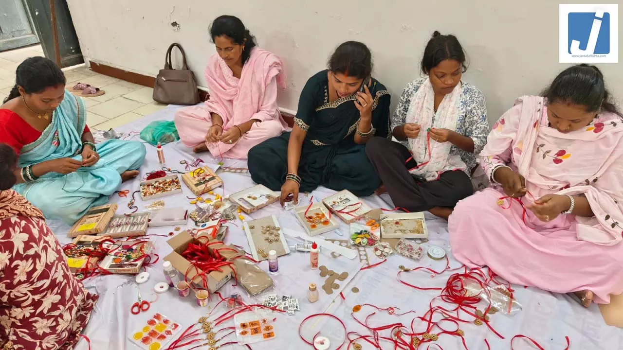 राखी को लेकर तैयार हैं लोकल उत्पाद राखी को लेकर तैयार हैं लोकल उत्पाद