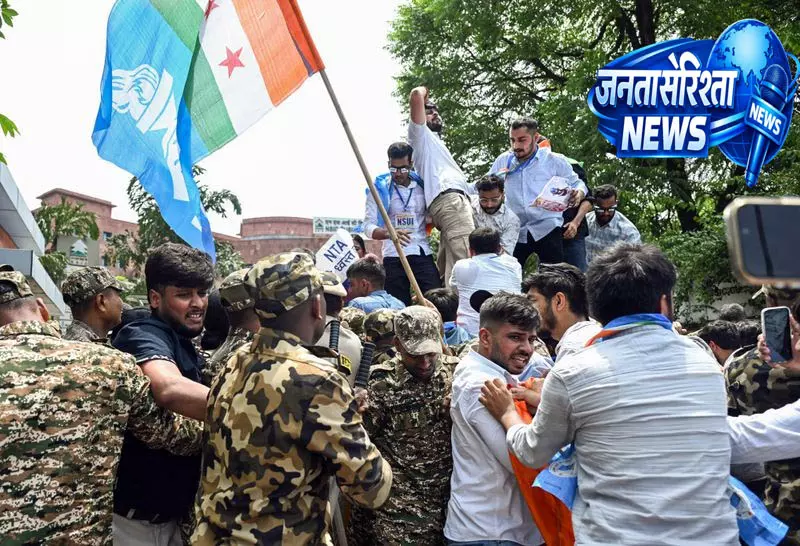UGC-NET विवाद पर NSUI का NTA दफ्तर के बाहर प्रदर्शन UGC-NET विवाद पर NSUI का NTA दफ्तर के बाहर प्रदर्शन
