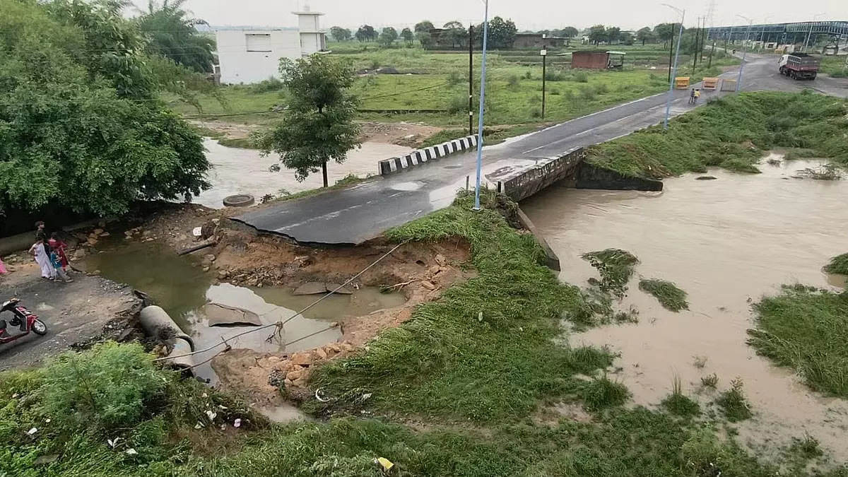 सीवर लाइन खुदाई और बारिश से सड़कें बदहाल, गड्ढों में तब्दील हुईं कई सड़कें सीवर लाइन खुदाई और बारिश से सड़कें बदहाल, गड्ढों में तब्दील हुईं कई सड़कें
