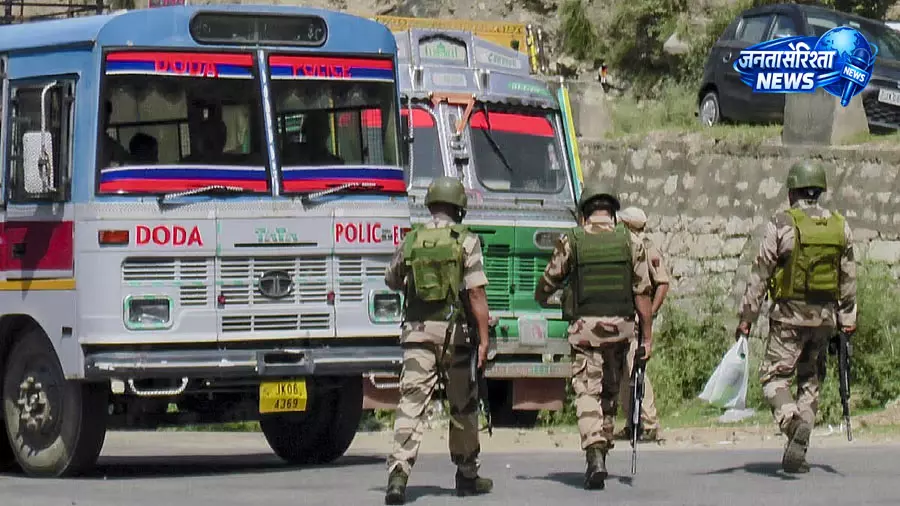 तीन जिलों में संदिग्धों की तलाश, पुलिस-CRPF का सर्च ऑपरेशन तीन जिलों में संदिग्धों की तलाश, पुलिस-CRPF का सर्च ऑपरेशन