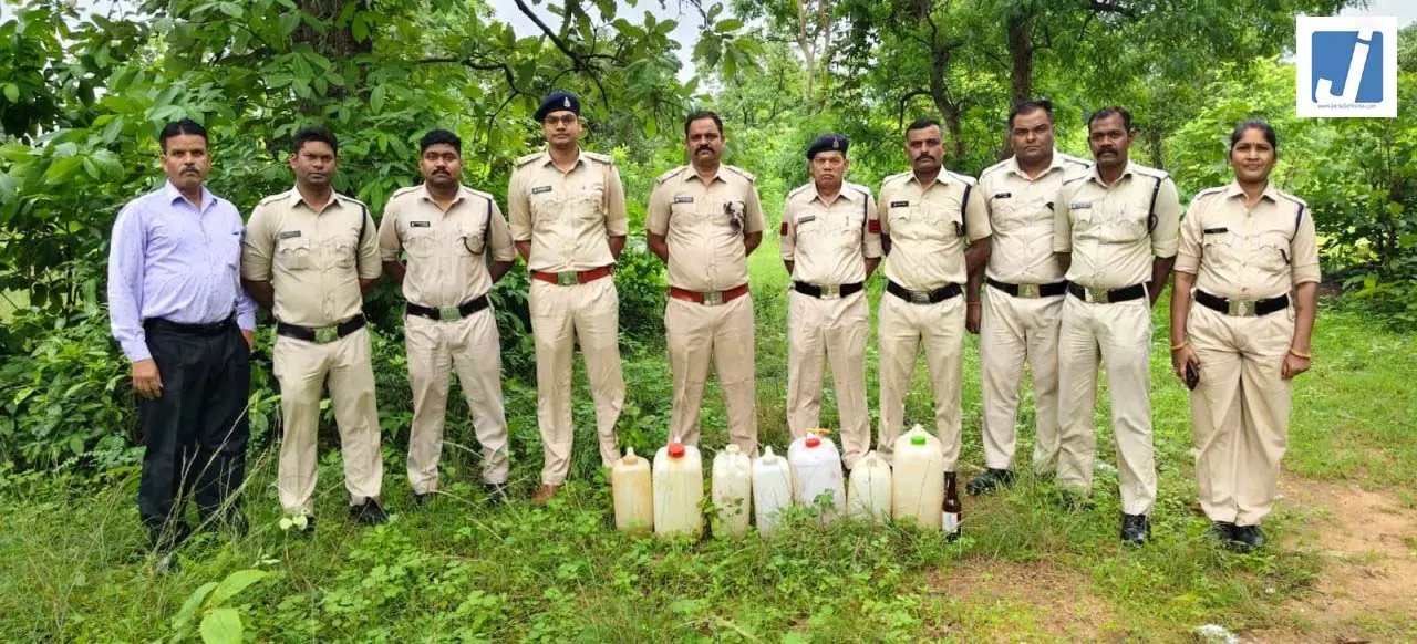 जंगल में छिपाकर रखी कच्ची शराब बरामद, आरोपी की तलाश जारी जंगल में छिपाकर रखी कच्ची शराब बरामद, आरोपी की तलाश जारी