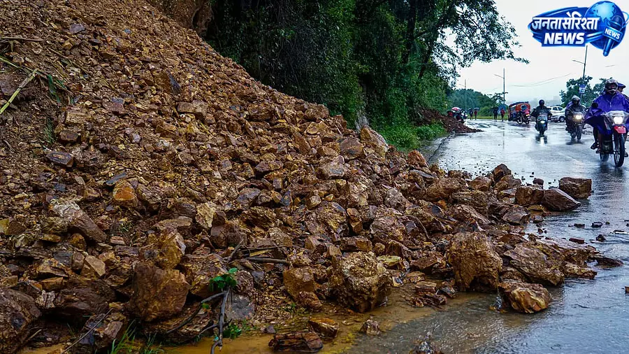 ठाणे में घोड़बंदर रोड पर भूस्खलन, हाउसिंग सोसाइटी के पास गिरा मलबा ठाणे में घोड़बंदर रोड पर भूस्खलन, हाउसिंग सोसाइटी के पास गिरा मलबा