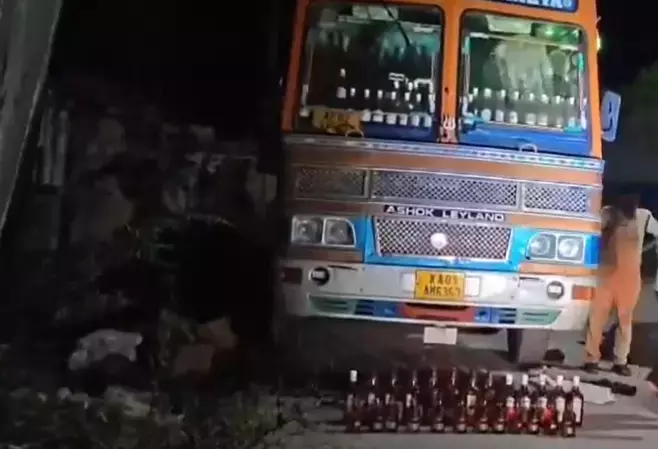 ताड़ीपत्री रेलवे स्टेशन के पास एक लॉरी से गोवा शराब की 400 बोतलें ज़ब्त की गईं ताड़ीपत्री रेलवे स्टेशन के पास एक लॉरी से गोवा शराब की 400 बोतलें ज़ब्त की गईं