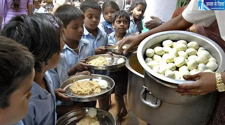 मिड-डे मील योजना में अंडों की सब्सिडी बढ़ाने की तैयारी, बच्चों के पोषण पर सरकार का जोर मिड-डे मील योजना में अंडों की सब्सिडी बढ़ाने की तैयारी, बच्चों के पोषण पर सरकार का जोर