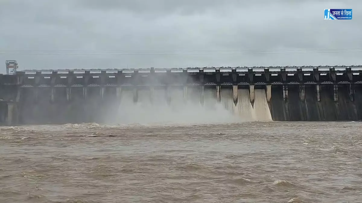 जबलपुर में भारी बारिश का असर, बरगी बांध के 9 गेट खोले गए, नर्मदा किनारे अलर्ट जबलपुर में भारी बारिश का असर, बरगी बांध के 9 गेट खोले गए, नर्मदा किनारे अलर्ट