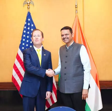 मुंबई पहुंचे अमेरिकी राजदूत गोर ने की सीएम फडणवीस से मुलाकात, भारत-यूएस संबंधों को मजबूत करने पर हुई चर्चा मुंबई पहुंचे अमेरिकी राजदूत गोर ने की सीएम फडणवीस से मुलाकात, भारत-यूएस संबंधों को मजबूत करने पर हुई चर्चा