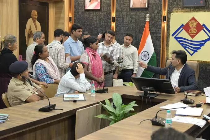 Dehradun: जन समाधान दिवस में 150 से ज्यादा शिकायतें, डीएम ने अधिकारियों को दिए सख्त निर्देश Dehradun: जन समाधान दिवस में 150 से ज्यादा शिकायतें, डीएम ने अधिकारियों को दिए सख्त निर्देश