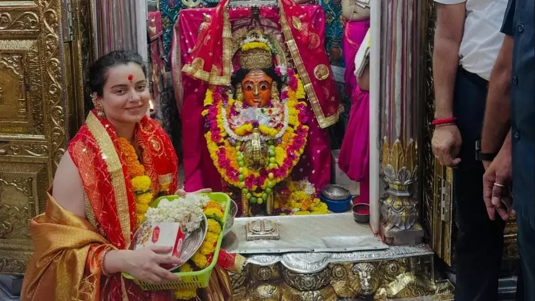 कंगना की धार्मिक यात्रा: रुद्राभिषेक के बाद सिद्धिविनायक और मुंबा देवी के दर्शन कंगना की धार्मिक यात्रा: रुद्राभिषेक के बाद सिद्धिविनायक और मुंबा देवी के दर्शन