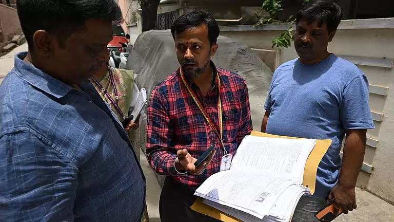 कर्नाटक में वोटर लिस्ट पर बड़ा अपडेट, SIR के बाद 1.08 करोड़ नाम हट सकते हैं कर्नाटक में वोटर लिस्ट पर बड़ा अपडेट, SIR के बाद 1.08 करोड़ नाम हट सकते हैं