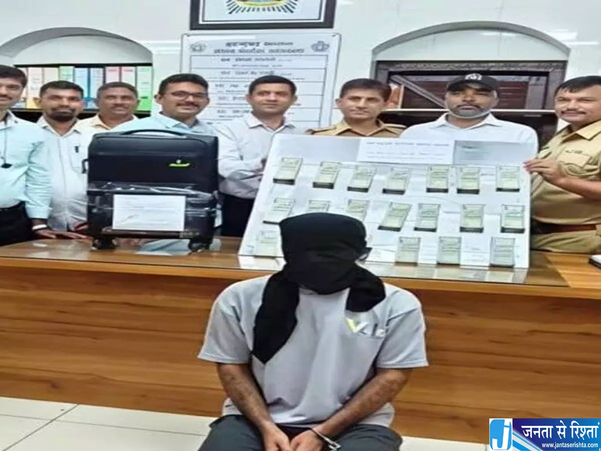 कर्मचारी ने उड़ाए 1.20 करोड़ नकली नोटों से भरा सूटकेस छोड़ा कर्मचारी ने उड़ाए 1.20 करोड़ नकली नोटों से भरा सूटकेस छोड़ा