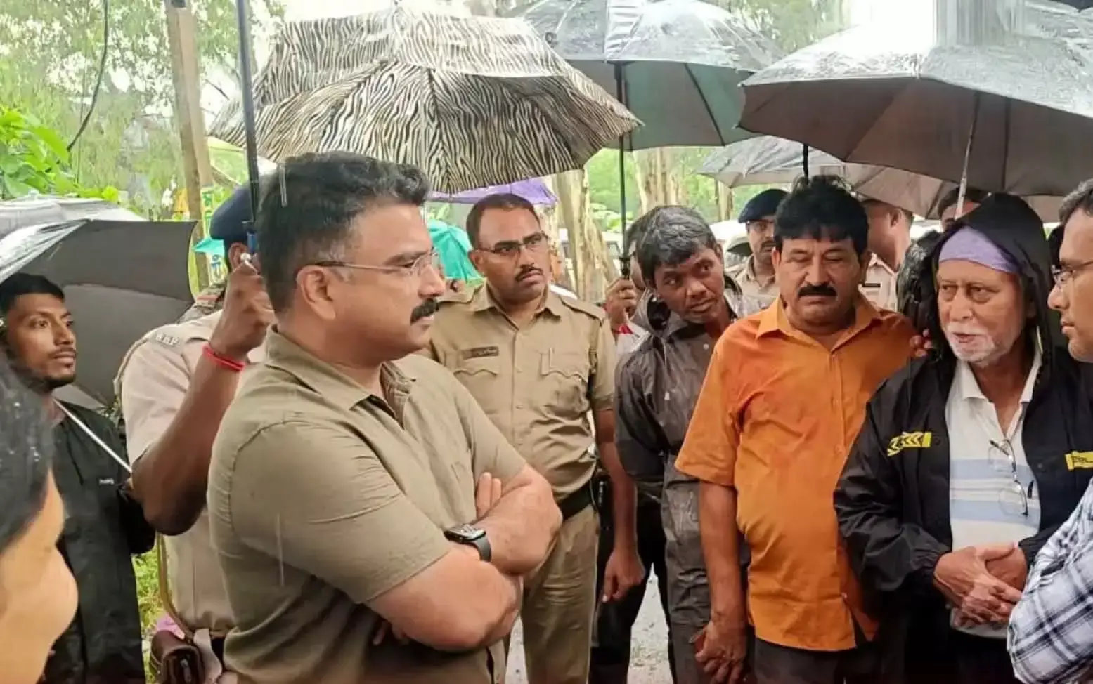 West Medinipur: जलमग्न इलाकों में पहुंचे जिलाधिकारी, सिंचाई विभाग के अधिकारियों के साथ लिया जायजा West Medinipur: जलमग्न इलाकों में पहुंचे जिलाधिकारी, सिंचाई विभाग के अधिकारियों के साथ लिया जायजा