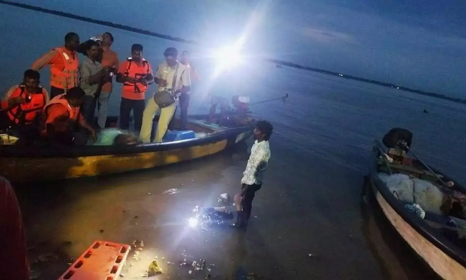 पंचायत राज AE ने परिवार के साथ गोदावरी नदी में छलांग लगाई पंचायत राज AE ने परिवार के साथ गोदावरी नदी में छलांग लगाई