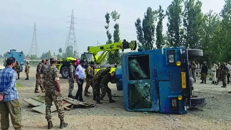 Kulgam: काजीगुंड हादसे में सीआरपीएफ जवानों से भरा वाहन दुर्घटनाग्रस्त, 5 घायल Kulgam: काजीगुंड हादसे में सीआरपीएफ जवानों से भरा वाहन दुर्घटनाग्रस्त, 5 घायल