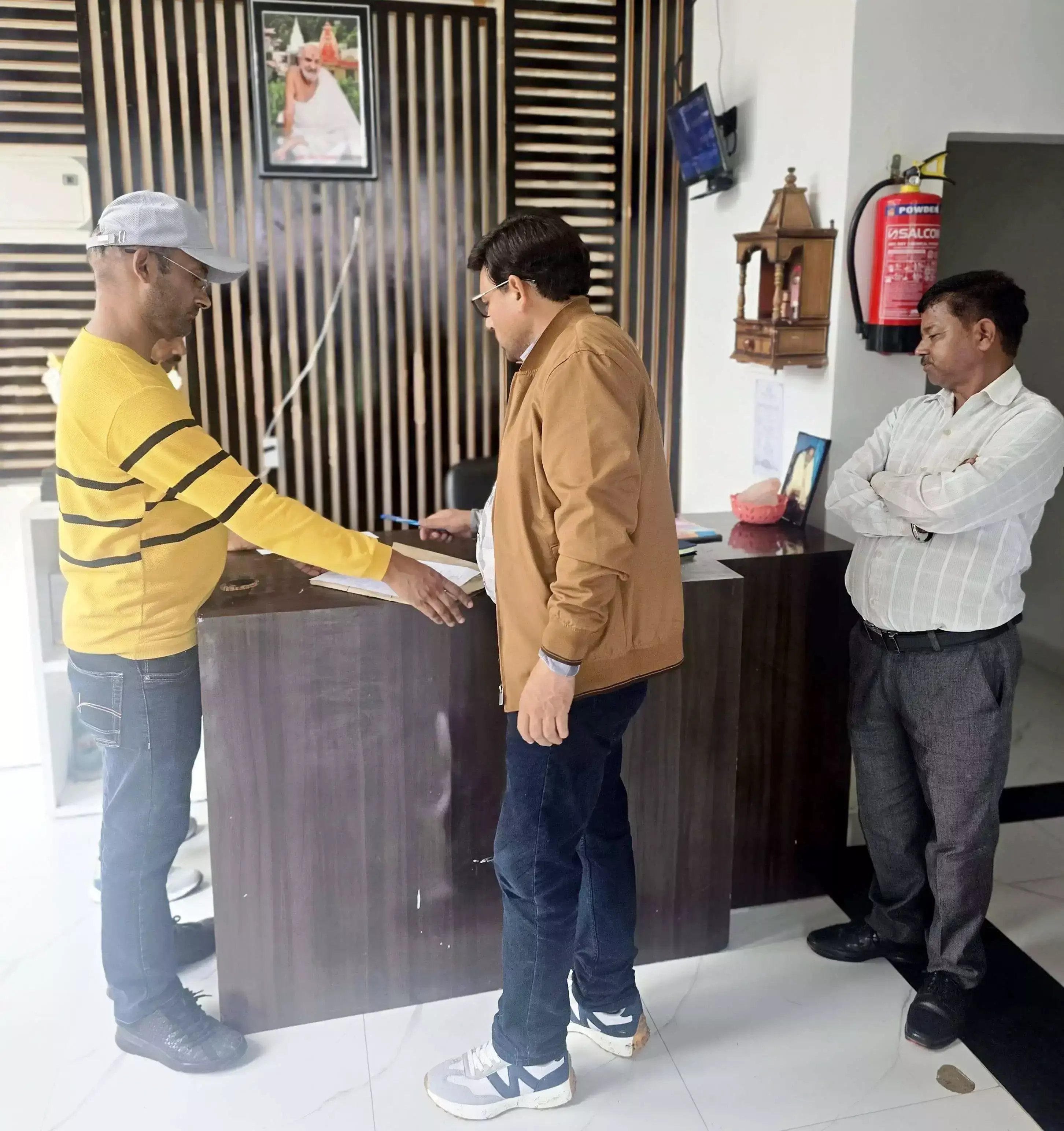Nainital: नियम तोड़ने पर तीन होम स्टे पर कार्रवाई, भीमताल में लगा 10-10 हजार जुर्माना Nainital: नियम तोड़ने पर तीन होम स्टे पर कार्रवाई, भीमताल में लगा 10-10 हजार जुर्माना