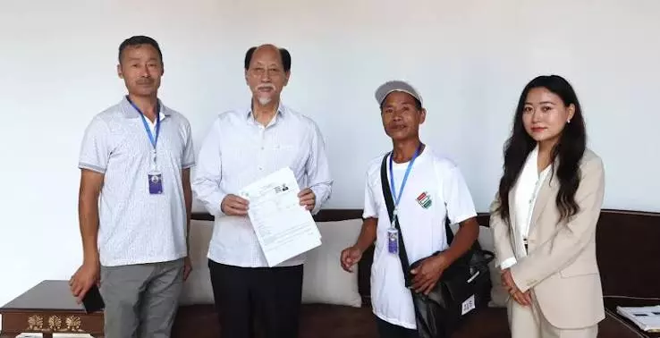 Nagaland: रियो को SIR प्रक्रिया के तहत गणना फॉर्म मिला Nagaland: रियो को SIR प्रक्रिया के तहत गणना फॉर्म मिला