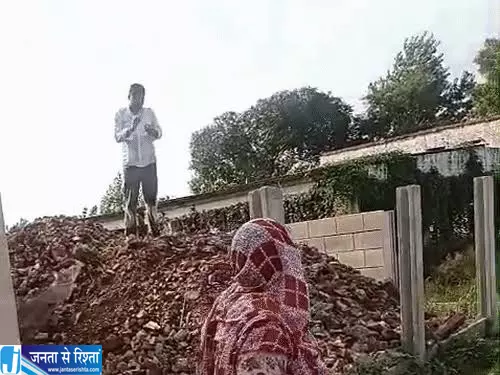 जमीन विवाद में बड़ा बवाल किसान के आत्मदाह प्रयास से मचा हड़कंप जमीन विवाद में बड़ा बवाल किसान के आत्मदाह प्रयास से मचा हड़कंप