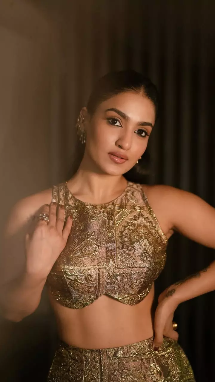 इंडो वेस्टर्न को-ऑर्ड सेट में छाईं सानिया अयप्पन इंडो वेस्टर्न को-ऑर्ड सेट में छाईं सानिया अयप्पन